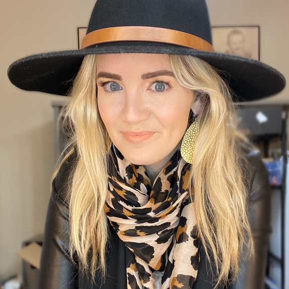 Meet your Posher, Christina - Picture 2 of 2